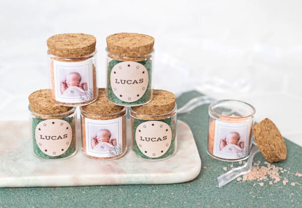 Glazen potjes met ronde stickers en groen badzout (set van 12)