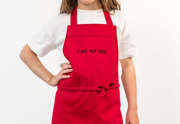 Geborduurd kinderschort rood