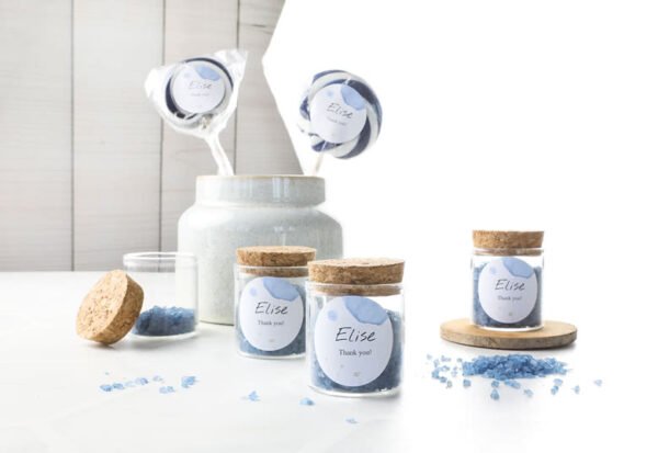 Glazen potjes met ronde stickers en blauw badzout (set van 12)